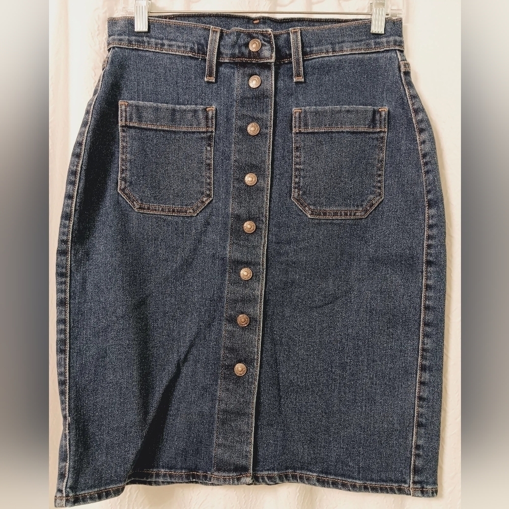 Levi’s snap front denim knee length skirt Size 26